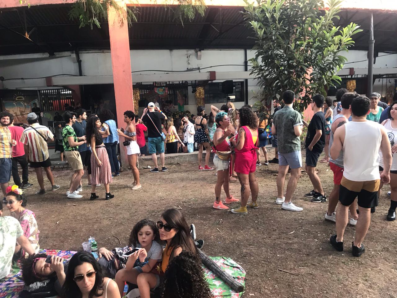 Tendal da Lapa, área externa com festiva Pilantragi ao fundo, primeiro plano com público sentado no jardim do espaço 